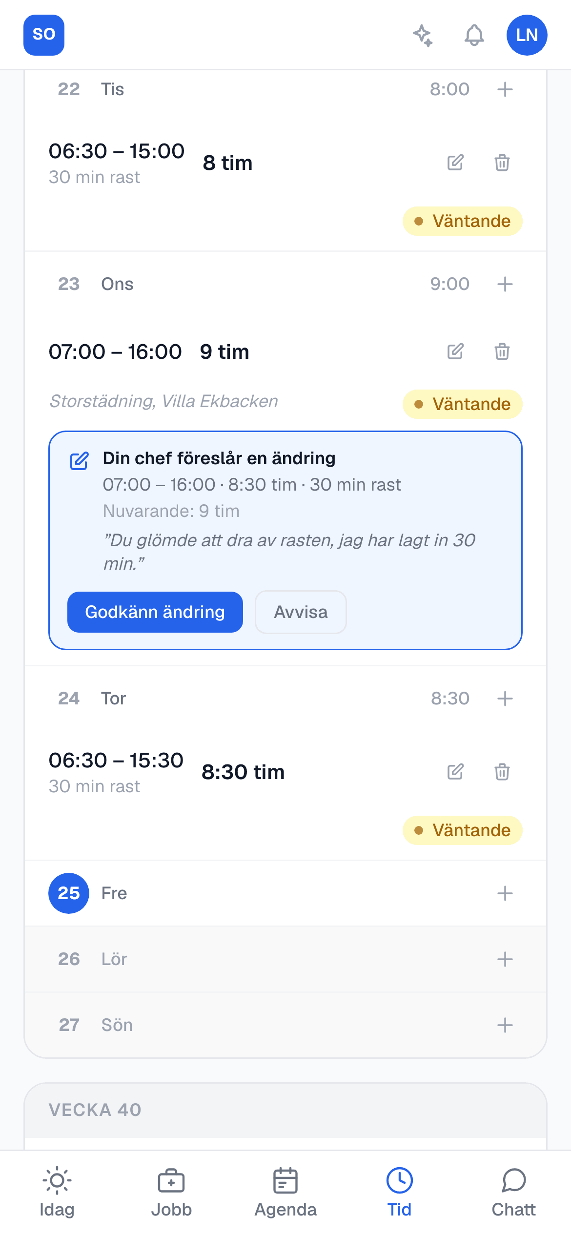 En tidpost i mobilen med chefens förslag till ändring och knapparna Godkänn ändring och Avvisa