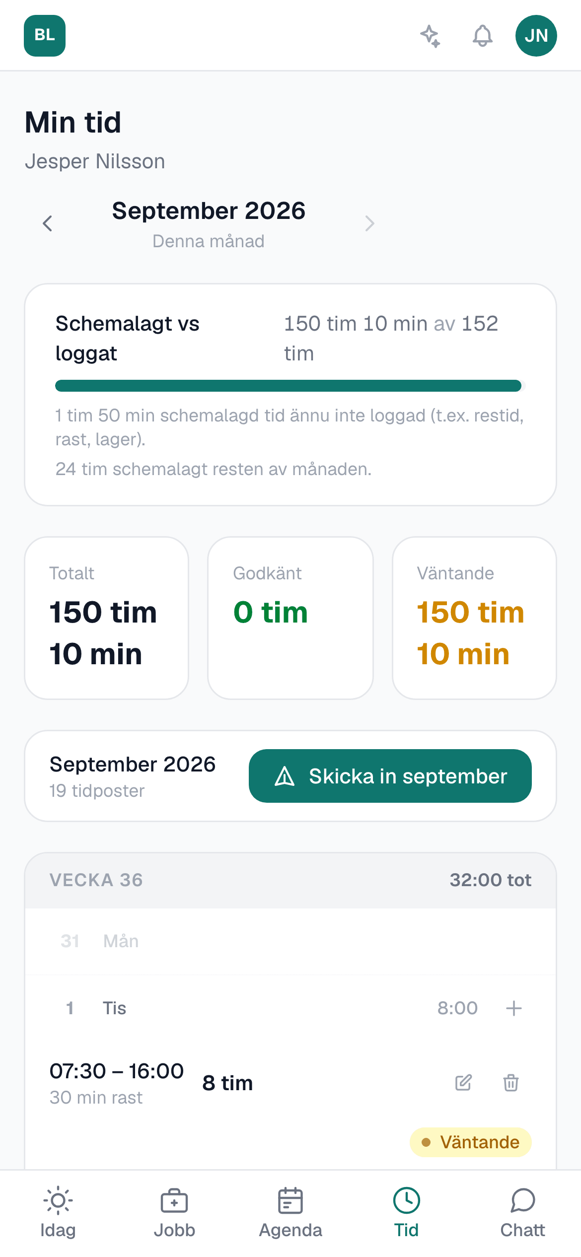 Tidrapporten för en medarbetare med tid per dag och Skicka in månaden